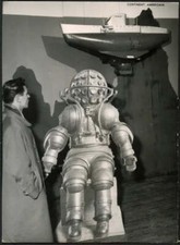Foto vintage Battiscafo e scafandro in mostra 1954 Ft 36034 - Stampa 21x15 cm