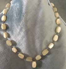 Collana di perle intagliate a