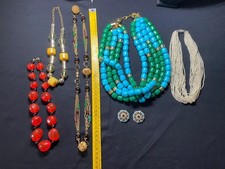 Collane Vintage anni 60-70 originali ed attuali. In plastica leggera anni 60-70.