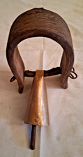 ANTICO CAMPANACCIO IN BRONZO CON COLLARE IN LEGNO PER BESTIAME MISURE 27 X 11,5 