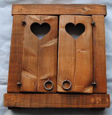 Finestra in legno con grata in ferro battuto e scuri traforati -P-