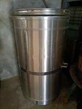 Botti in acciaio per vino, dimensioni varie da 200 a 600 litri.