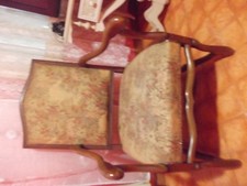 UNA   POLTRONA POLTRONCINA  IMBOTTITA CLASSICA CAMERA DA LETTO