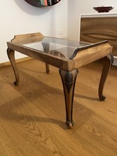 Tavolino da Salotto In Noce Nazionale con vetro. (67x38x 38 H cm)