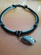 Collana Pietra Dura Grigia Con Girocollo Rigido in Tessuto Grigio E Nero 