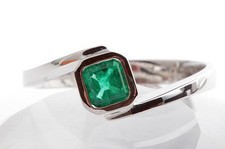 Anello smeraldo di design 0,35