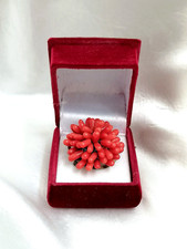 ANTICA SPILLA A CRISANTEMO IN AUTENTICO CORALLO ROSSO MEDITERRANEO, EPOCA 1950.