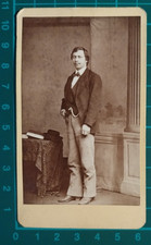 FOTO CDV CABINET UOMO CON CAPPELLO SUL TAVOLO - ANONIMA