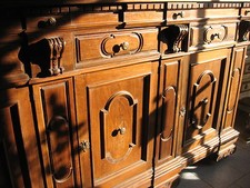 CREDENZONE NOCE MASSELLO NEO-RINASCIMENTO - RICCHI INTAGLI - 9 CASSETTI E 3 ANTE