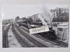 Fotografia Stazione di Alba Rotabili vari e Locomotiva a vapore FS Gr 640.003  