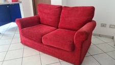 Divano due posti in tessuto rosso. Usato ma in ottime condizioni e seduta comoda