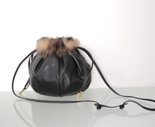 Borsa a sacchetto vintage in pelle nera bordata in pelliccia