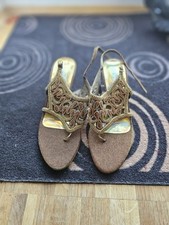 tacchi a spillo asiatici 