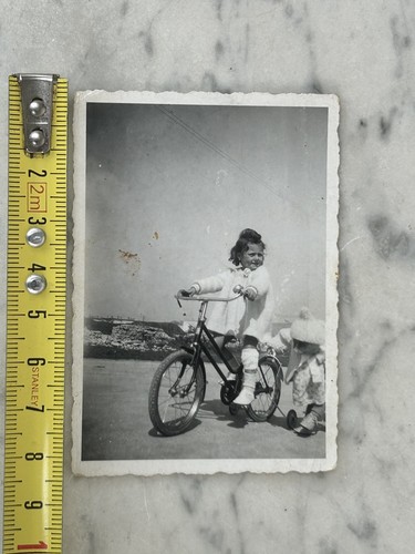 Bambina con bicicletta - con,