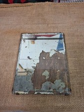 SPECCHIO ANTICO CON BORDO SAGOMATO SU LEGNO ANTICO CON FERMI IN FERRO