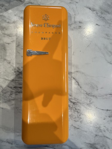 Veuve clicquot champagne - veuve,