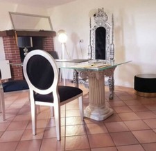 Tavolo In Vetro Più Poltrona Presidenziale