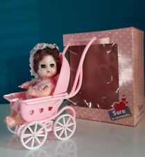 Bambola + Box vintage "Sara in carrozzella",anni 80, made in Hong Kong.