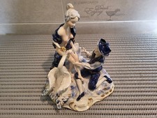 C. Villari, prima carezza, Capodimonte porcellana, 1950, h cm 20