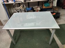 Tavolo in vetro satinato e acciaio ikea