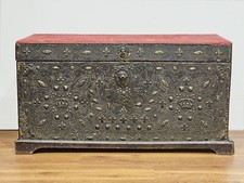 Cassapanca con antico frontale in cuoio borchiato