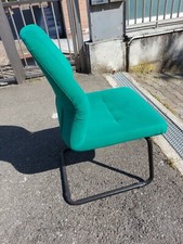 Poltroncina ufficio/sala riunioni, imbottita, in tessuto sfoderabile e lavabile.