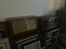 collezione di un grammofano da tavolo due radio e una collezione di dischi