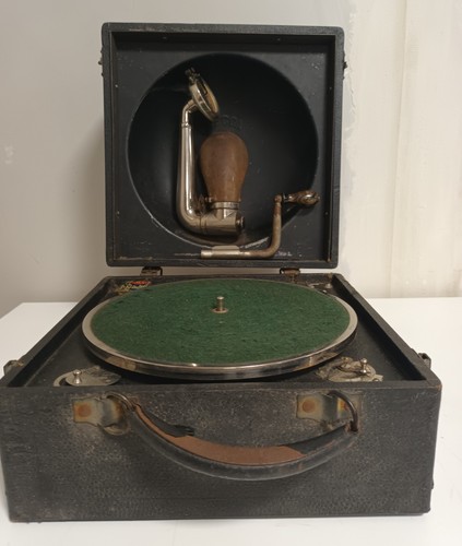 Decca wind gramophone - up,