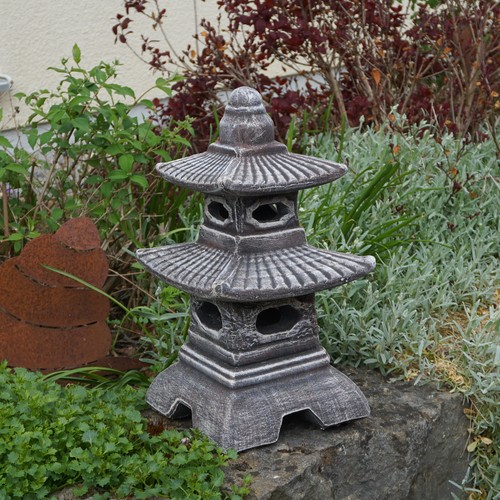 Pagoda giapponese con otto