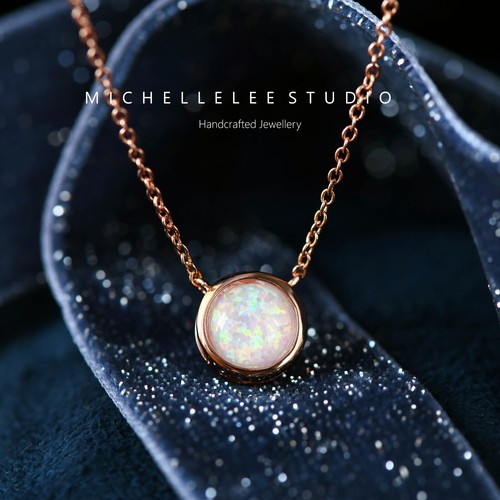 Collana con ciondolo opale - , di