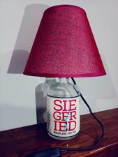 lampade da tavolo con bottiglia di gin