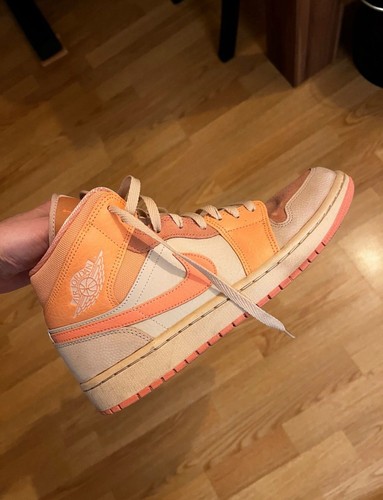 Nike air jordan mid - air,