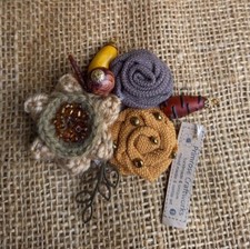 Spilla cappello arte tessile