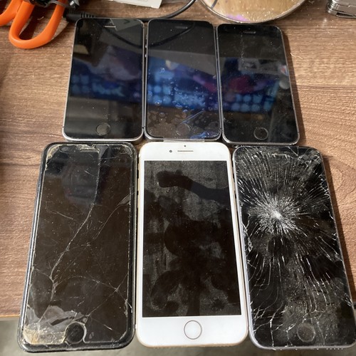 Lot broken iphones - of,