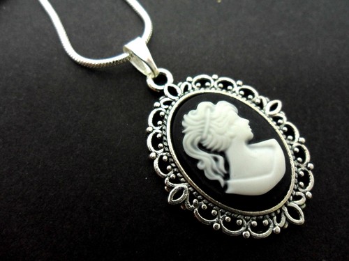 Una bella collana con - una,