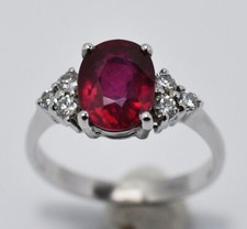 BELLISSIMO L'ANELLO IN ORO 18KT CON RUBINO NATURALE 4,40 CT E DIAMANTI