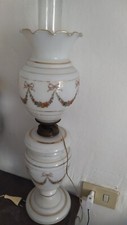 Lampada a petrolio elettrificata in opaline con fregi in smalto e oro zecchino 