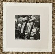 1979 Vintage HELMUT NEWTON Donna Gambe Calze Donna Moda Foto Incisione