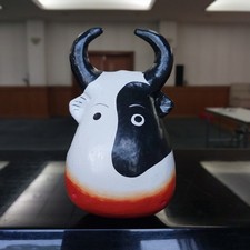 Statua in legno di mucca testa