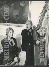 SILVANA MANGANO E ALBERTO SORDI NEL FILM IL DISCO VOLANTE DI TINTO BRASS 1964