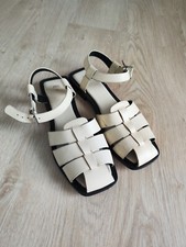 Flache Riemchensandale aus