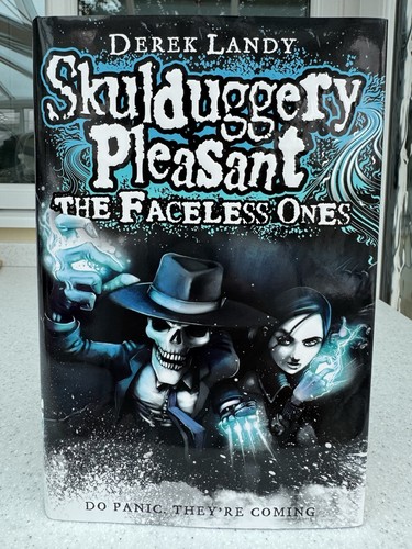 Derek landy skulduggery - derek,