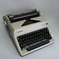 Reiseschreibmaschine Olympia, Modell Monica