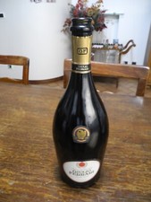 1 bottiglia Giulio Ferrari 2007 vuota da collezione e 1 Lunelli 2009