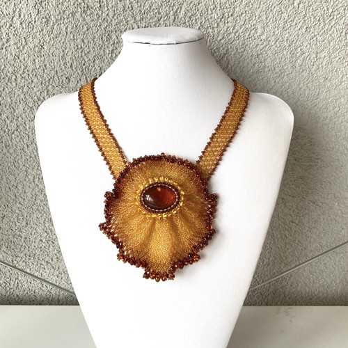 Collana floreale ambra
