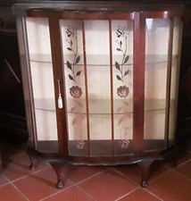 Vetrina inglese legno. Lo sportello davanti ha fiori dipinti argento. Vintage