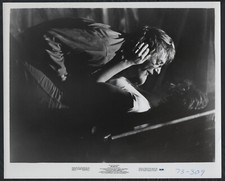 DONALD SUTHERLAND JO ANN ARATRO in MASH '70 BUSTY