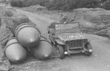 WW2 Foto Foto Soldato USA in Jeep con bombe da 4000 libbre 1943 1821