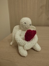Angioletto Amigurumi seduto con cuore in mano, angeli, uncinetto