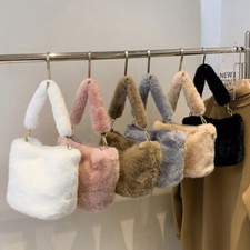 Donna Pelliccia Finta